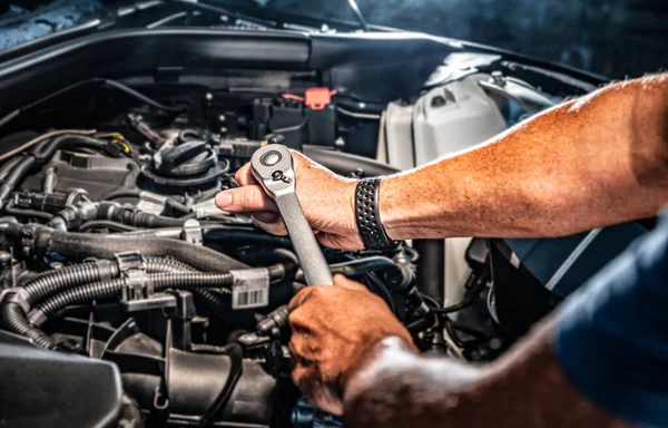 Auto Mechanic Working Car Engine Mechanics Garage Repair Service Authentic —  Fotos de Stock
