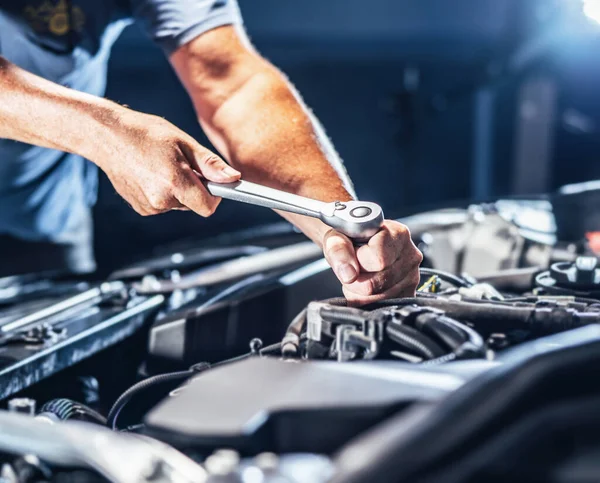 Auto Mechanic Working Car Engine Mechanics Garage Repair Service Authentic — Foto de Stock