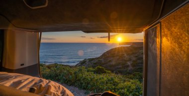 Taşıyıcı Kamp Minibüsü Kaliforniya Okyanusu kıyısındaki Doğada 