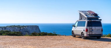 Peniche, Portekiz - 12 Mart 2022: Yeni 2021 Volkswagen VW Taşıyıcı Kamp Van T6.1 Kaliforniya Okyanusu 