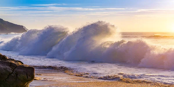 Close Shot Waves Hitting Coastline Portugal Beach Calm Orange Sunset — Fotografia de Stock