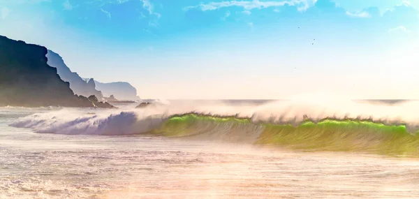 Huge Beautiful Wave Breaking Coastline While Breeze Blows Spit Water — Stockfoto
