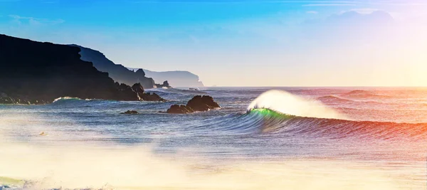 Huge Beautiful Wave Breaking Coastline While Breeze Blows Spit Water — Stock fotografie