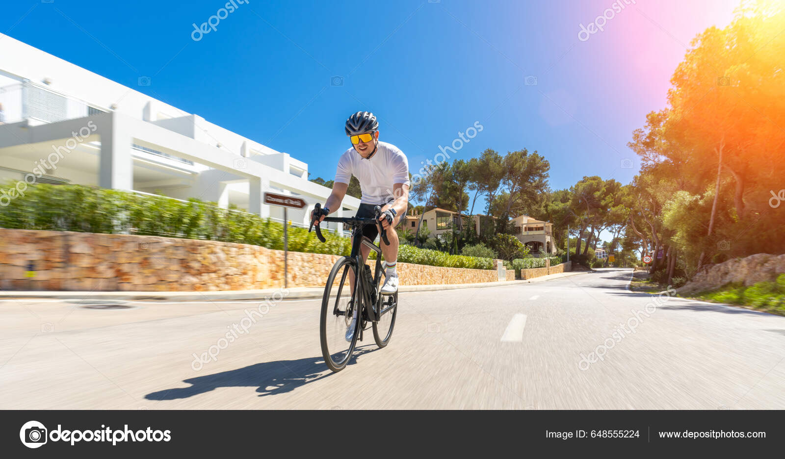 Hombre Adulto Una Bicicleta Carreras Escalando Colina Paisaje Marino  Mediterráneo: fotografía de stock © aa-w #648555224