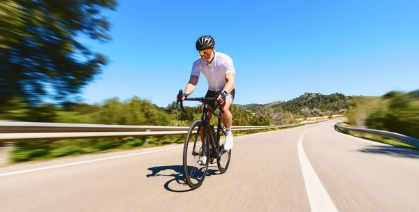 Mężczyzna Dorosły Rowerze Wyścigowym Wspinaczka Wzgórzu Morzu Śródziemnym Krajobraz Nadmorskiej — Zdjęcie stockowe