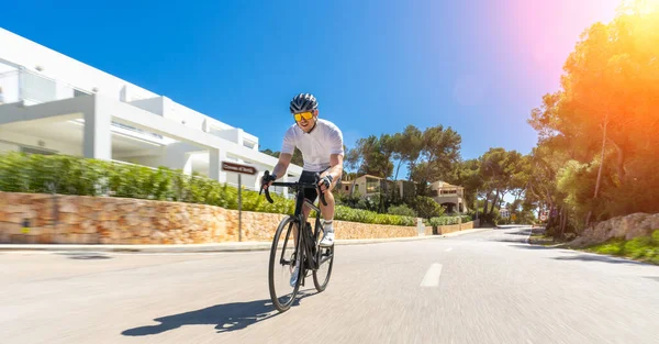 Man Volwassene Een Racefiets Heuvel Beklimmend Bij Mediterraan Zeelandschap Kustweg — Stockfoto