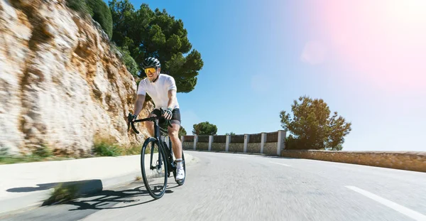 Hombre Adulto Una Bicicleta Carreras Escalando Colina Paisaje Marino Mediterráneo — Foto de Stock