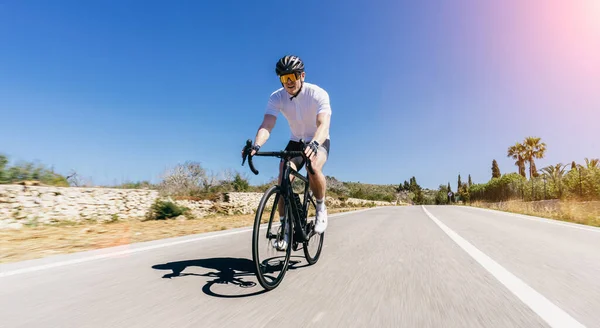 Man Adult Bicicletă Curse Urcând Deal Drumul Mediteranean Coastă Insula — Fotografie, imagine de stoc