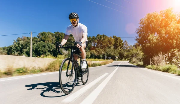 Uomo Adulto Una Bici Corsa Arrampicata Sulla Collina Nel Paesaggio — Foto Stock