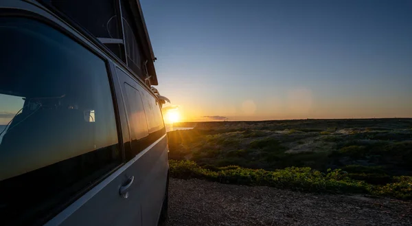 Taşıyıcı Kamp Minibüsü Kaliforniya Okyanusu Kıyısındaki Doğada — Stok fotoğraf