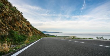 Güzel parlak güneş ışınları ile yaz aylarında dağlar ufuk içine Akdeniz deniz kıyısı yol - geniş açı panorama atış