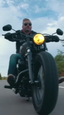 Orman yolunda motosiklet sürmek - dikey video