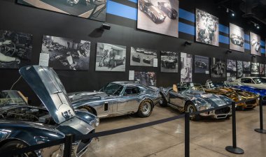 Las Vegas, Nevada, ABD, 10 Eylül 2022 Carroll Shelby Miras Merkezi 'nde orijinal bir AC Cobra ve Ford Mustang gt.
