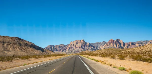 Leere Lange Nevada Bergstraße Bis Zum Horizont Einem Sonnigen Sommertag lizenzfreie Stockfotos