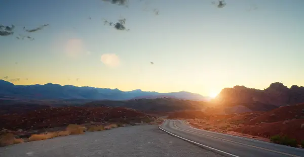 Estrada Longa Vazia Montanha Nevada Horizonte Dia Ensolarado Verão Por Fotos De Bancos De Imagens