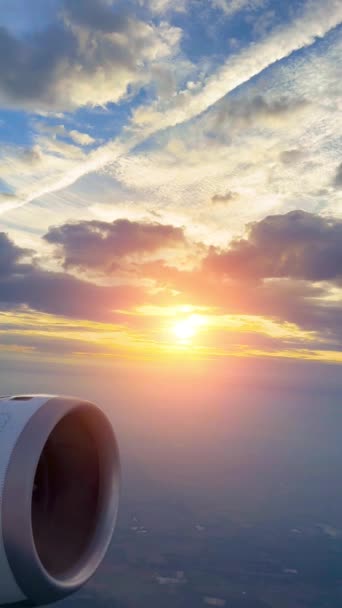 Letadlo Létání Přes Krásné Nadýchané Mraky Západu Slunce Kopírovat Prostor — Stock video