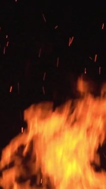 Aşırı yavaş çekim yüksek ateş hızı ve siyah zemin üzerinde parlayan kül parçacıkları - makara ve hikaye için dikey video