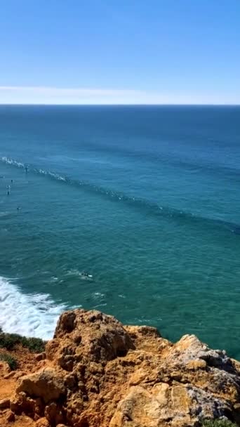 Colpo Verticale Surfisti Nelle Onde Dell Oceano Che Lavano Scogliere — Video Stock
