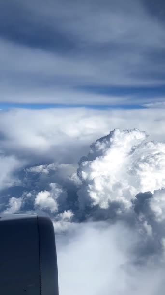 Avião Voando Através Belas Nuvens Fofas Copiar Espaço Backgound Vertical — Vídeo de Stock