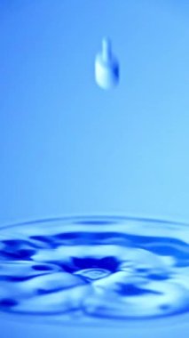 Slow Motion Water damlası durgun suya su sıçratır - yüksek hızlı kamera ile görüntülenir. - Makaranız için dikey video