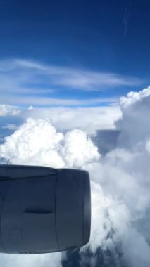 Güzel kabarık bulutlar arasında uçan uçak - dikey arkayı kopyala