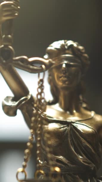 Igazságügyi Szobor Női Igazságszolgáltatás Justitia Igazság Római Istennője Függőleges Videó — Stock videók