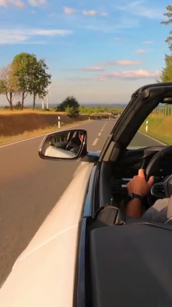 Konvertierbares Auto Sonniger Natur Einem Strahlenden Sommertag Weitwinkelaufnahme Vertikales Video — Stockvideo