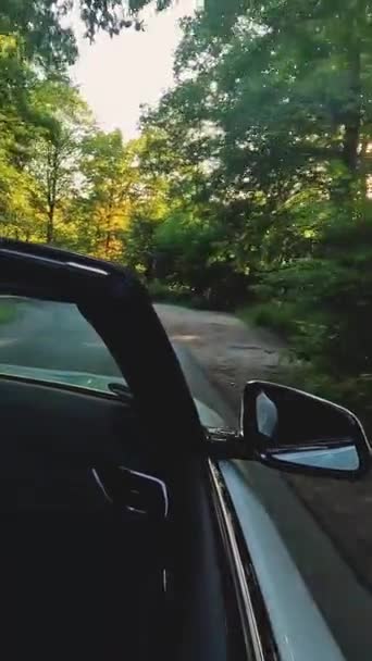 Carro Conversível Natureza Ensolarada Dia Verão Brilhante Tiro Perseguição Ângulo — Vídeo de Stock