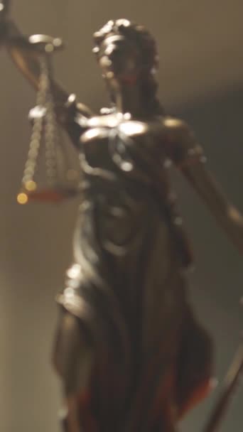 Estatua Lady Justice Vídeo Vertical — Vídeos de Stock