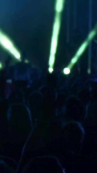 Jovens Estão Comemorando Concerto Música Fãs Saltam Levantam Mãos Multidão — Vídeo de Stock