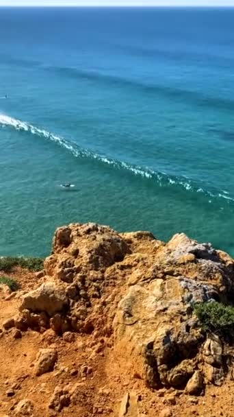 Вертикальный Снимок Серферов Океанских Волнах Смывающих Скалы Берег Сагреша Португалия — стоковое видео