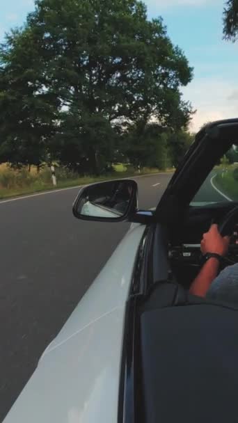 Homem Adulto Está Dirigindo Com Carro Conversível Natureza Ensolarada Dia — Vídeo de Stock