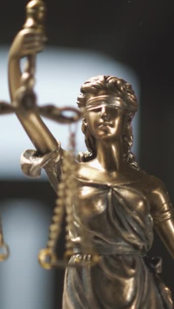 Lady Justice Statue Dolly Neergeschoten Verticale Video Voor Verhaal Haspel — Stockvideo