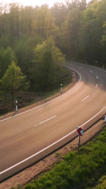 Ενηλίκων Άνθρωπος Οδηγεί Μετατρέψιμο Αυτοκίνητο Στην Ηλιόλουστη Φύση Μια Φωτεινή — Αρχείο Βίντεο
