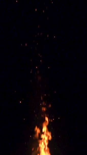 Ultra Zpomalený Vysokorychlostní Záběr Požárních Plamenů Zářících Částic Popela Černém — Stock video