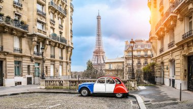 Paris 'in ünlü Paris Eyfel Kulesi' ni gören küçük bir sokak. Yağmurlu bir günde, güneşli bir günde. Fransız ulusal üç renkli Citroen 2CV..