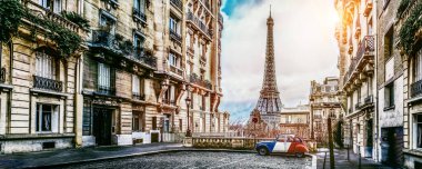 Paris 'in ünlü Paris Eyfel Kulesi' ni gören küçük bir sokak. Yağmurlu bir günde, güneşli bir günde. Fransız ulusal üç renkli Citroen 2CV..