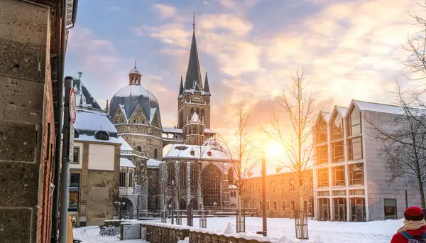 Famosa Catedral Gótica Enorme Imperador Karl Aachen Alemanha Durante Temporada Imagens De Bancos De Imagens Sem Royalties