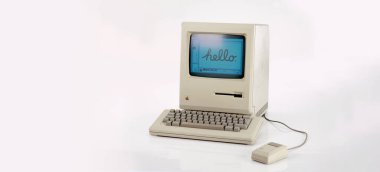 Aachen, Almanya - 14 Mart 2014: orijinal adı macintosh 128 k apple macintosh beyaz zemin üzerine studioshot. Bu Ocak 1984'te yayımlanan ilk üretilen mac yapıldı.