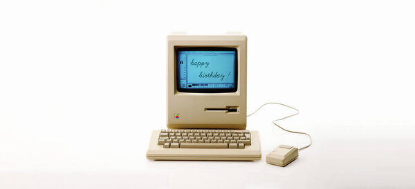 Озил, Германия - 15 марта 2014 года - снимок оригинального Macintosh 128k под названием Apple Macintosh на белом фоне. Это был первый выпущенный Mac, выпущенный в январе 1984 года