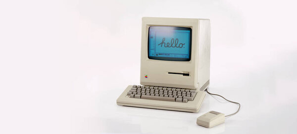 Озил, Германия - 14 марта 2014 года: снимок оригинального Macintosh 128k под названием Apple Macintosh на белом фоне. Это был первый выпущенный Mac, выпущенный в январе 1984 года
