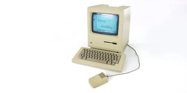 Озил Германия Марта 2014 Года Снимок Оригинального Macintosh 128K Названием Лицензионные Стоковые Фото