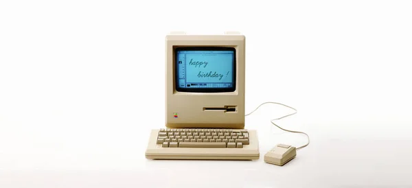 ドイツのアーヘン 2014年3月15日 ホワイトバックグラウンドでApple Macintoshと呼ばれるオリジナルのMacintosh 128Kのスタジオ これは1984年1月にリリースされた最初のMacである ロイヤリティフリーのストック画像