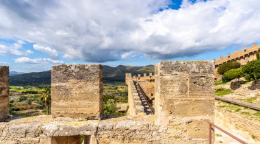 Güneşli bir yaz gününde Mallorca kıyılarının geniş panoramik manzarası