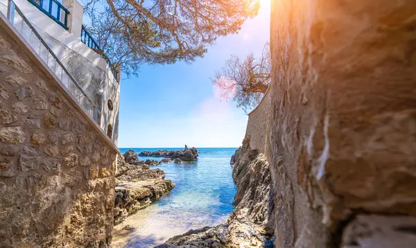 Weitblick Auf Die Mallorquinische Küste Einem Sonnigen Sommertag Stockbild