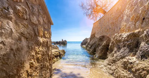 晴れた夏の日にモルカ海岸線の広いパノラマビュー ストック画像