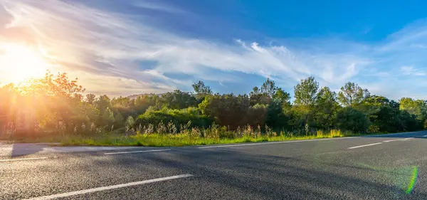 地中海海岸道路进入山地平线在夏天与美丽的明亮的阳光 广角全景拍摄 免版税图库图片