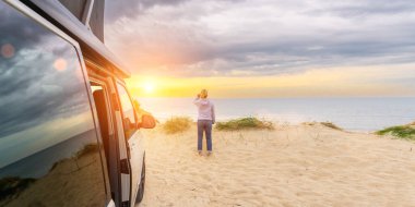 Taşıyıcı Kamp Minibüsü Kaliforniya Okyanusu kıyısındaki Doğada 