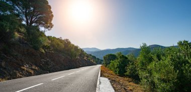 Güzel parlak güneş ışınları ile yaz aylarında dağlar ufuk içine Akdeniz deniz kıyısı yol - geniş açı panorama atış