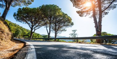 Güzel parlak güneş ışınları ile yaz aylarında dağlar ufuk içine Akdeniz deniz kıyısı yol - geniş açı panorama atış